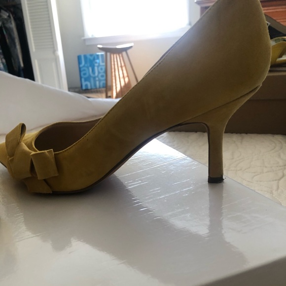 Sole Society “Jensine” mustard suede bow pumps - Picture 2 of 5